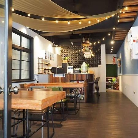 N Joy Takao Hostel Kaohsiung Bagian luar foto