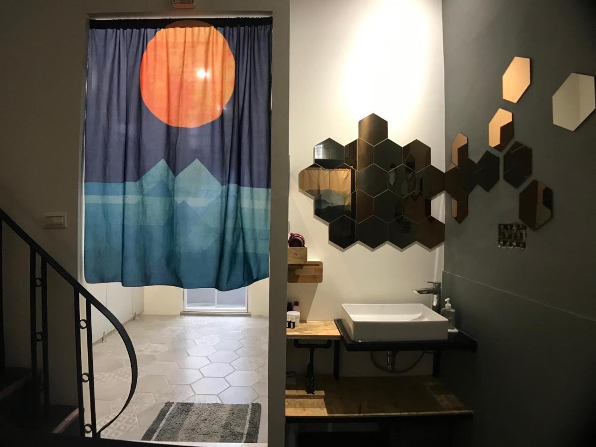N Joy Takao Hostel Kaohsiung Bagian luar foto